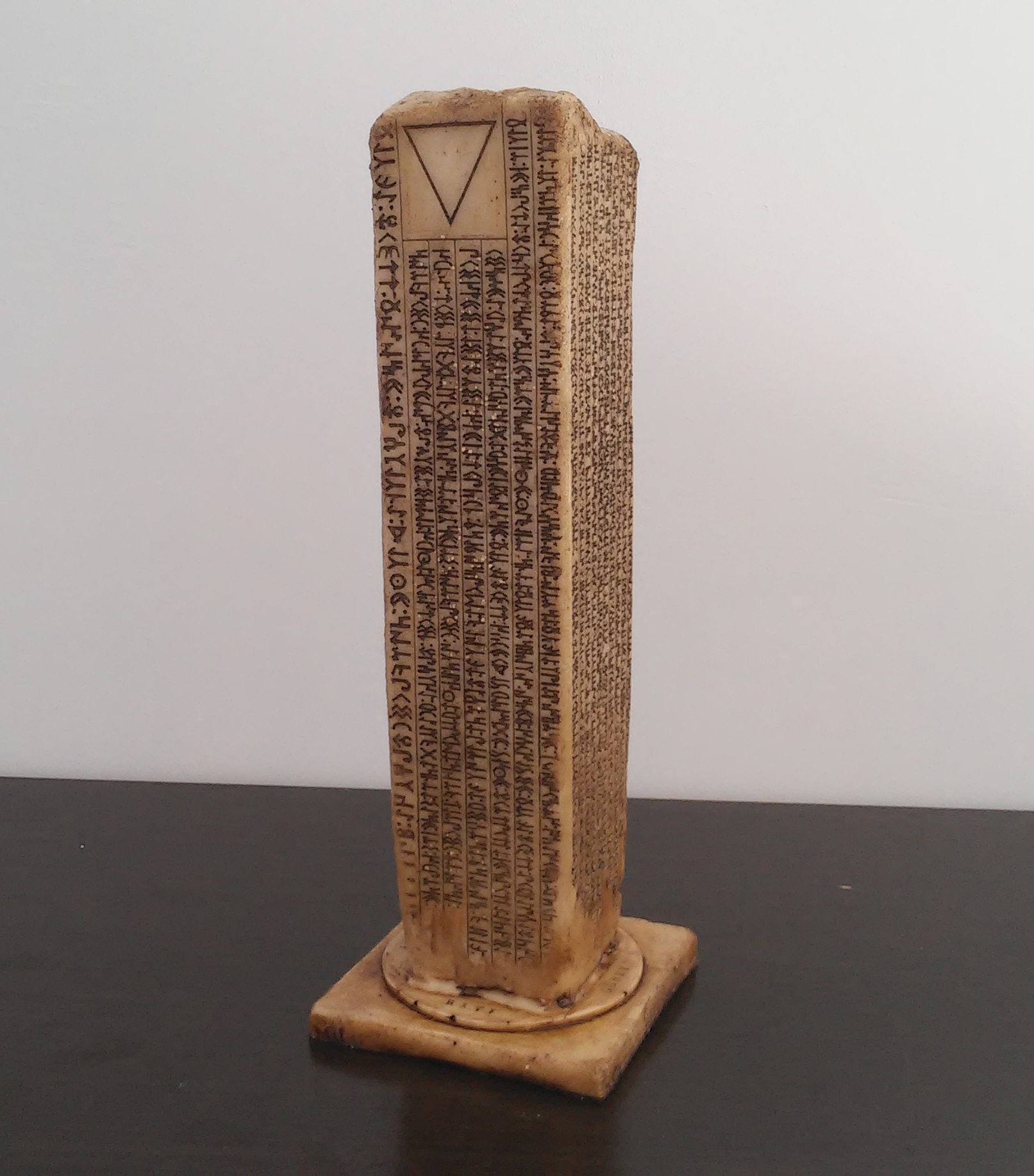 orhun anıtları kitabeleri yazıtları bilge kagan göktürk abideleri tonyukuk kültigin maketi biblosu kitabesi abidesi heykeli yazıtı yazıt anıt abide yapımı heykel